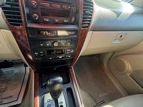 Used 2005 Kia Sorento LX image 15
