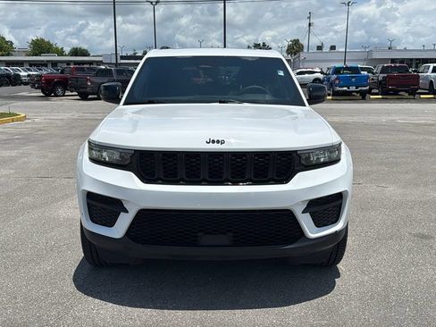 Used 2023 Jeep Grand Cherokee Altitude AWD/4WD image 9