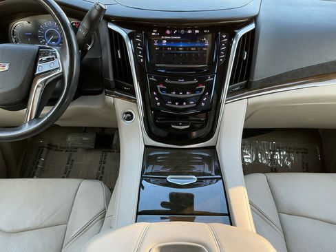 Used 2020 Cadillac Escalade ESV Premium Luxury image 11