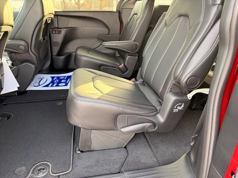 New 2026 Chrysler Pacifica Select AWD/4WD image 8