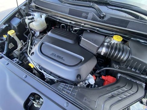 Used 2024 Chrysler Pacifica Touring-L image 11