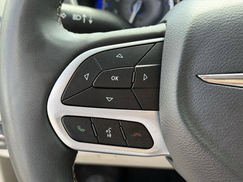 Used 2023 Chrysler Pacifica Touring-L image 14