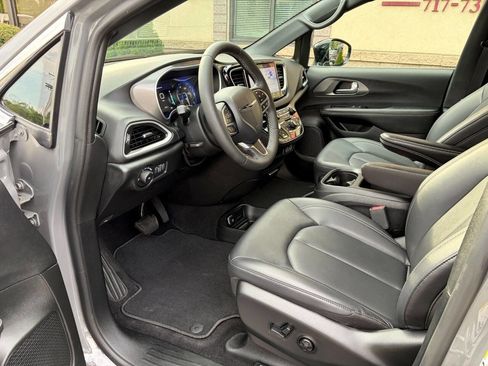 Used 2025 Chrysler Pacifica Select FWD image 5