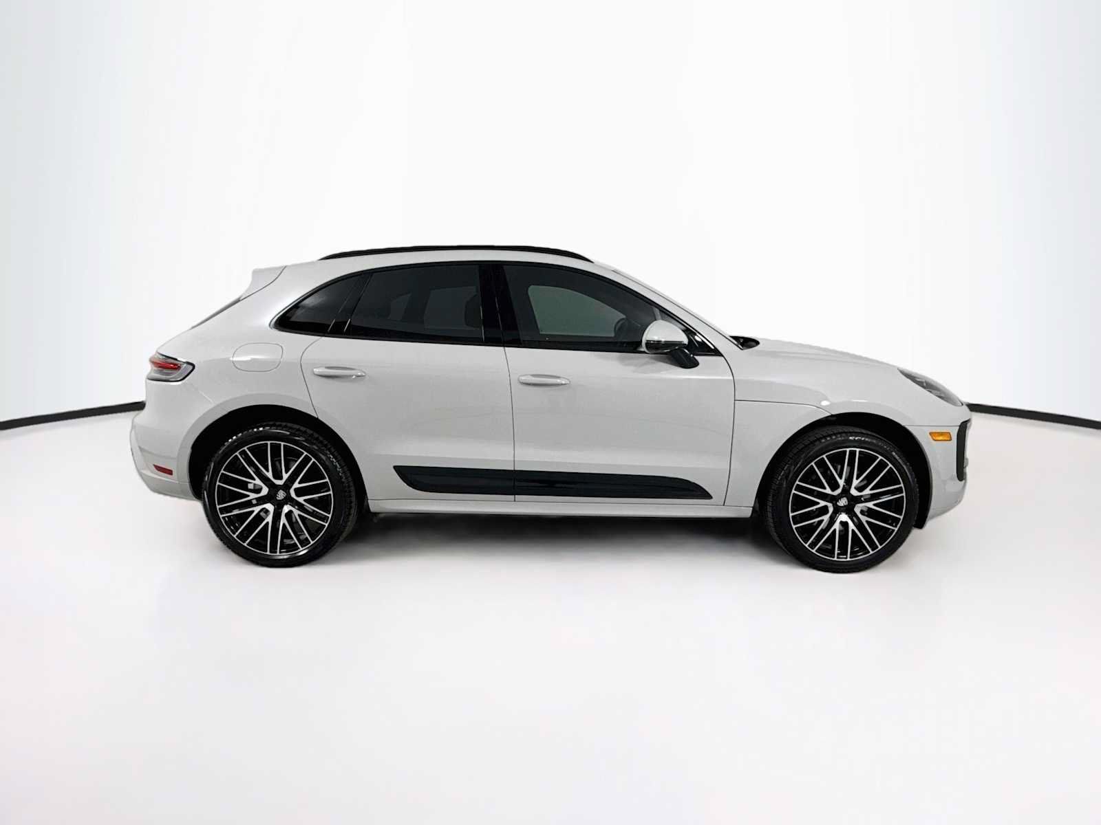 Certified 2025 Porsche Macan AWD/4WD image 8