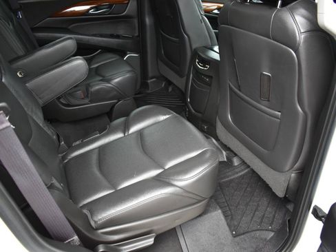 Used 2017 Cadillac Escalade Luxury RWD image 29