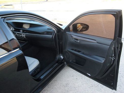 Used 2016 Lexus ES 350 w/ Ultra Luxury Package FWD image 22