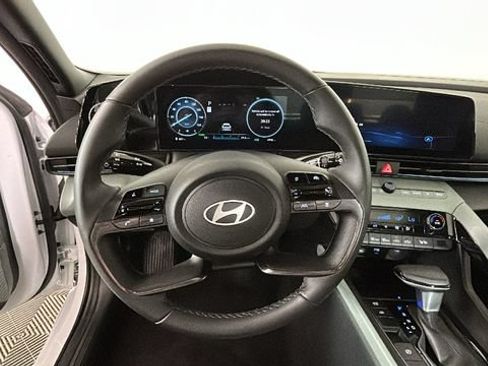Certified 2025 Hyundai Elantra Limited FWD image 15