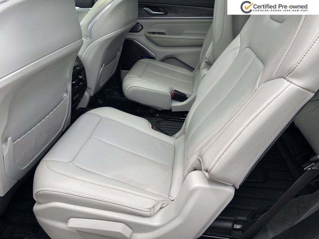 Used 2021 Jeep Grand Cherokee L Overland w/ Luxury Tech Group IV AWD/4WD image 14
