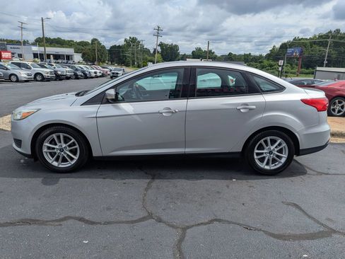 Used 2015 Ford Focus SE FWD image 4