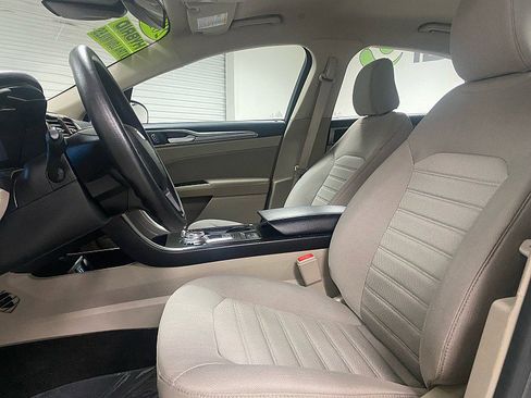 Used 2020 Ford Fusion SE image 11