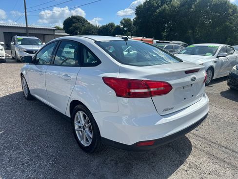 Used 2017 Ford Focus SE FWD image 4
