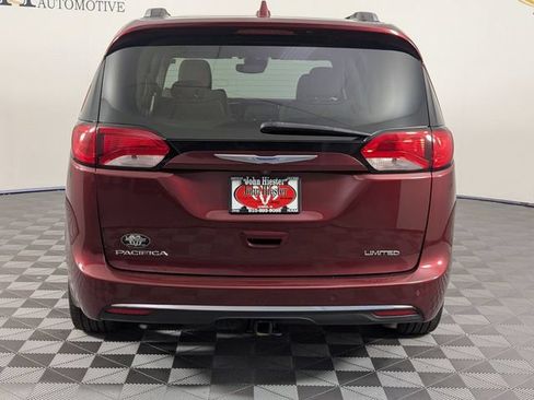 Used 2018 Chrysler Pacifica Limited w/ Tire & Wheel Group FWD image 6
