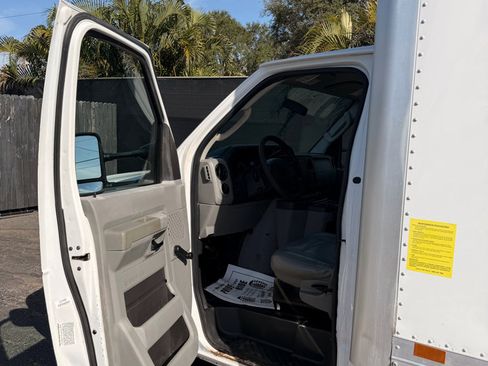 Used 2015 Ford E-350 and Econoline 350 Super Duty image 12