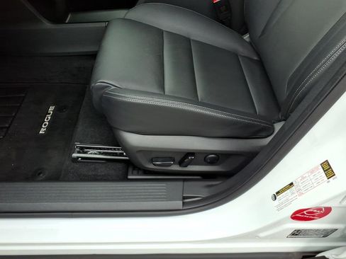 Certified 2025 Nissan Rogue SL w/ SL Premium Package FWD image 5