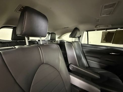 Used 2021 Toyota Highlander XLE AWD/4WD image 34