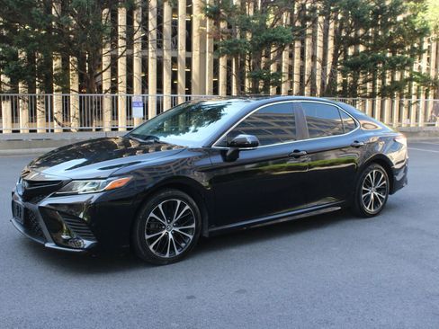 Used 2018 Toyota Camry SE w/ Moonroof Package FWD image 12