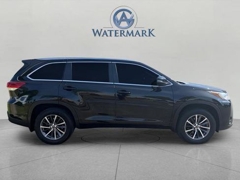 Used 2018 Toyota Highlander XLE AWD/4WD image 5