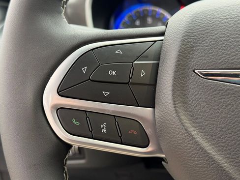 Used 2026 Chrysler Pacifica Select image 23