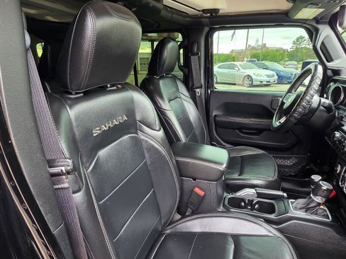 Used 2018 Jeep Wrangler Unlimited Sahara w/ Dual Top Group AWD/4WD image 23