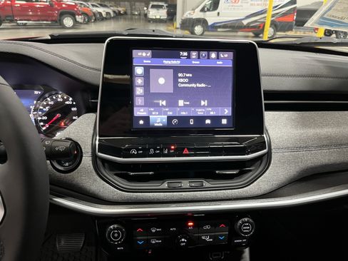 Certified 2025 Jeep Compass Latitude w/ Sun & Sound Group AWD/4WD image 23