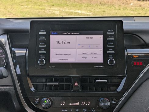 Used 2022 Toyota Camry SE image 14