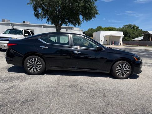 Used 2024 Nissan Altima 2.5 SV FWD image 7