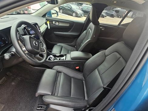 Certified 2025 Volvo XC40 B5 Ultra w/ Climate Package image 17