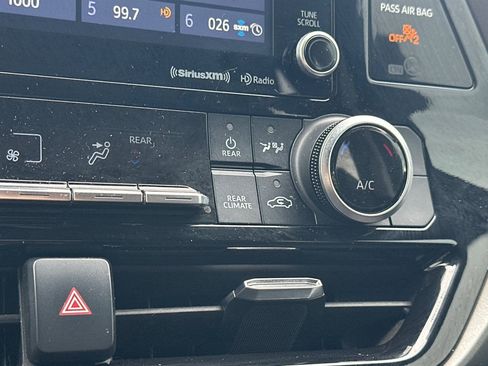 Used 2021 Toyota Highlander LE image 30