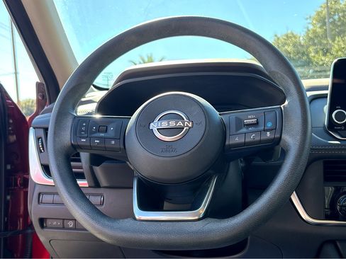 Used 2023 Nissan Rogue SV image 14