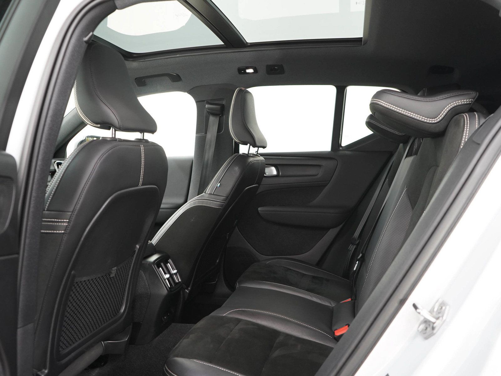 Used 2021 Volvo XC40 P8 Recharge w/ Advanced Package AWD/4WD image 15