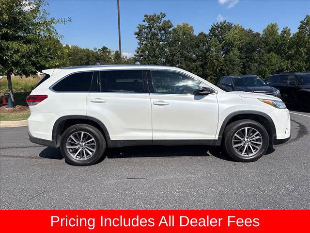 Used 2019 Toyota Highlander XLE FWD image 2