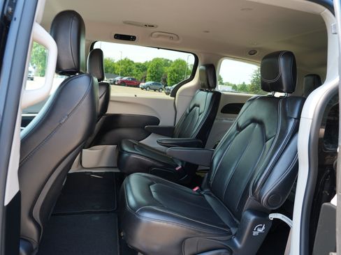 Used 2024 Chrysler Pacifica Touring-L FWD image 20