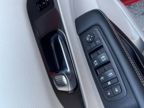 Used 2024 Chrysler Pacifica Touring-L image 25