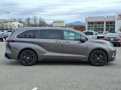 Certified 2022 Toyota Sienna XSE image 2