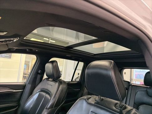 Used 2022 Jeep Grand Cherokee Overland image 2