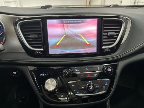Used 2021 Chrysler Pacifica Limited w/ Uconnect Theater Family Group image 16