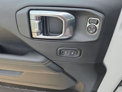 Used 2025 Jeep Wrangler Unlimited Sahara AWD/4WD image 29