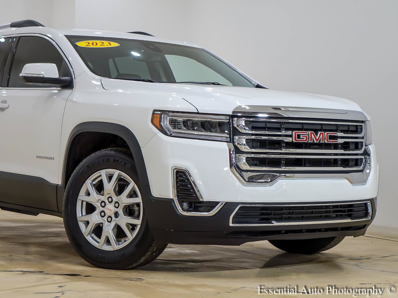 Used 2023 GMC Acadia SLT FWD image 2