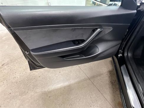 Used 2020 Tesla Model 3 Standard Range RWD image 9
