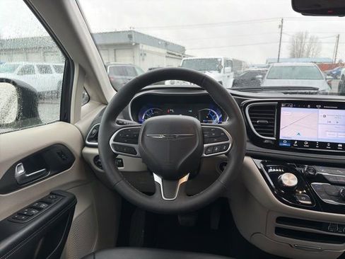 Used 2024 Chrysler Pacifica Select image 22