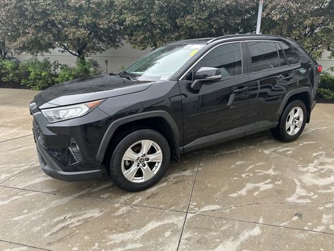 Used 2021 Toyota RAV4 XLE w/ Convenience Package AWD/4WD image 3
