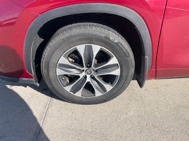 Used 2020 Toyota Highlander XLE AWD/4WD image 29