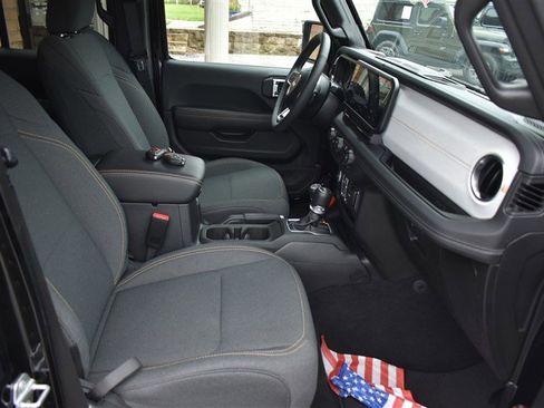 Used 2025 Jeep Wrangler Unlimited Sahara AWD/4WD image 28
