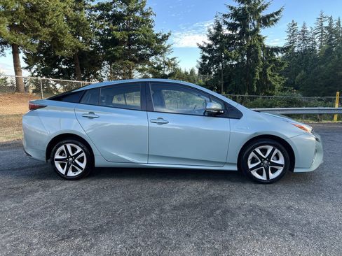 Used 2016 Toyota Prius Four Touring FWD image 4