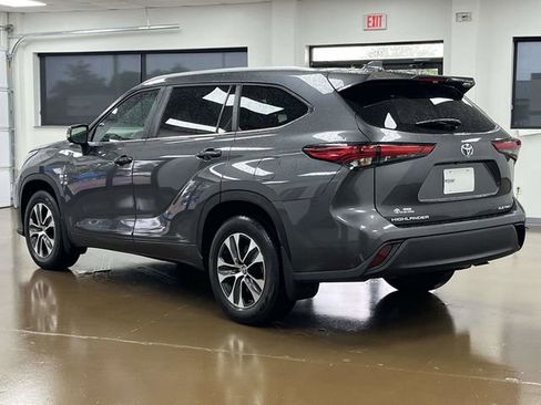 Used 2023 Toyota Highlander XLE AWD/4WD image 7