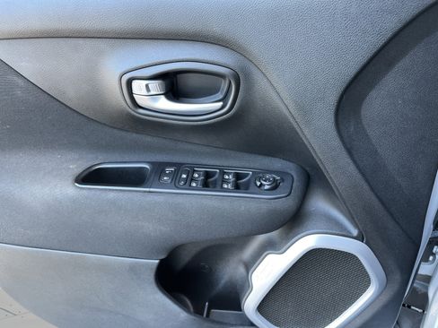Used 2018 Jeep Renegade Latitude FWD image 29