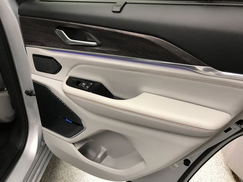 Used 2022 Jeep Grand Cherokee Overland w/ Adv Protech Group III image 27