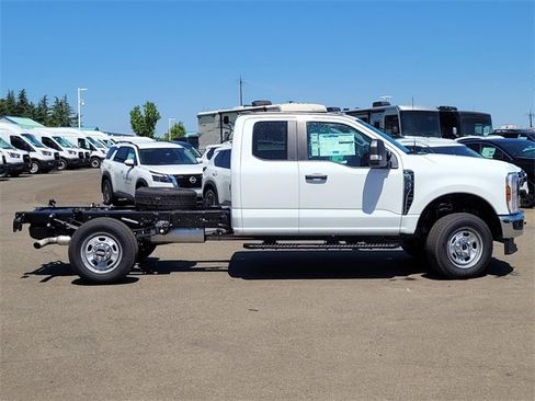 New 2025 Ford F350 XL w/ XL Chrome Package image 4