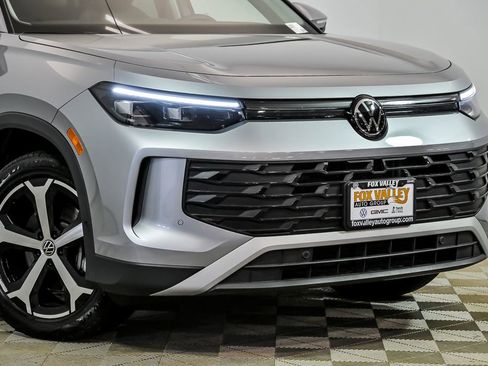 Used 2025 Volkswagen Tiguan SE w/ Panoramic Sunroof Package image 2