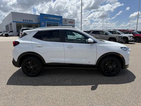 New 2026 Buick Encore GX Sport Touring image 9